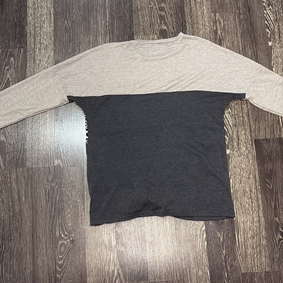 Woman’s long sleeve top cream cheetah & gray with knot at the bottom size large - Picture 2 of 5
